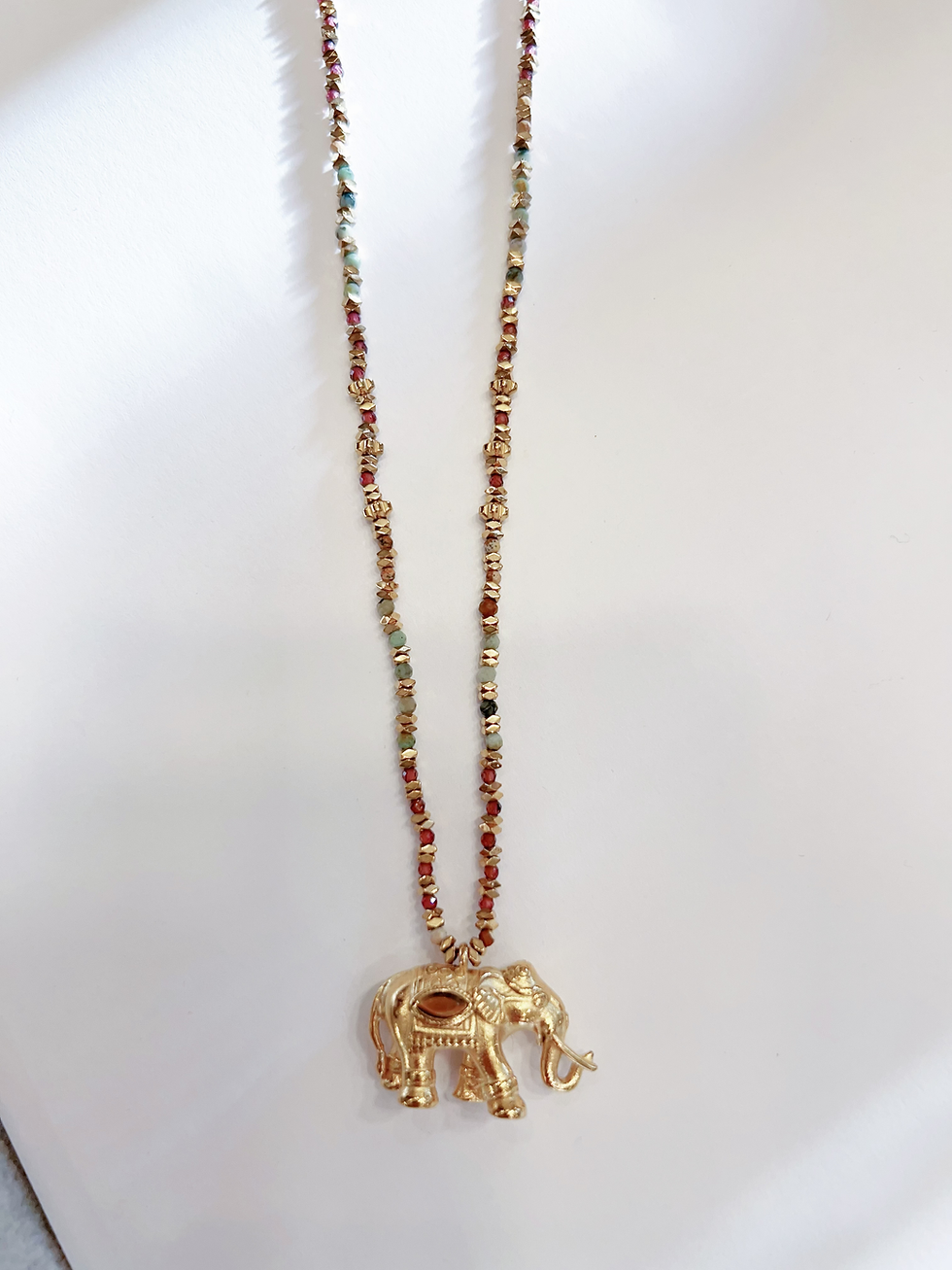 Miniature : Collier - HABAHA - Perlé pierres multicolors  pendentif éléphant