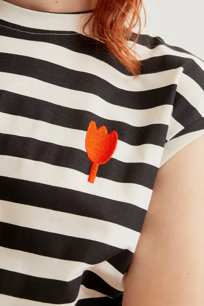 Thumbnail: COMPANIA FANTASTICA - T-shirt à rayures noires et broderie tulipe