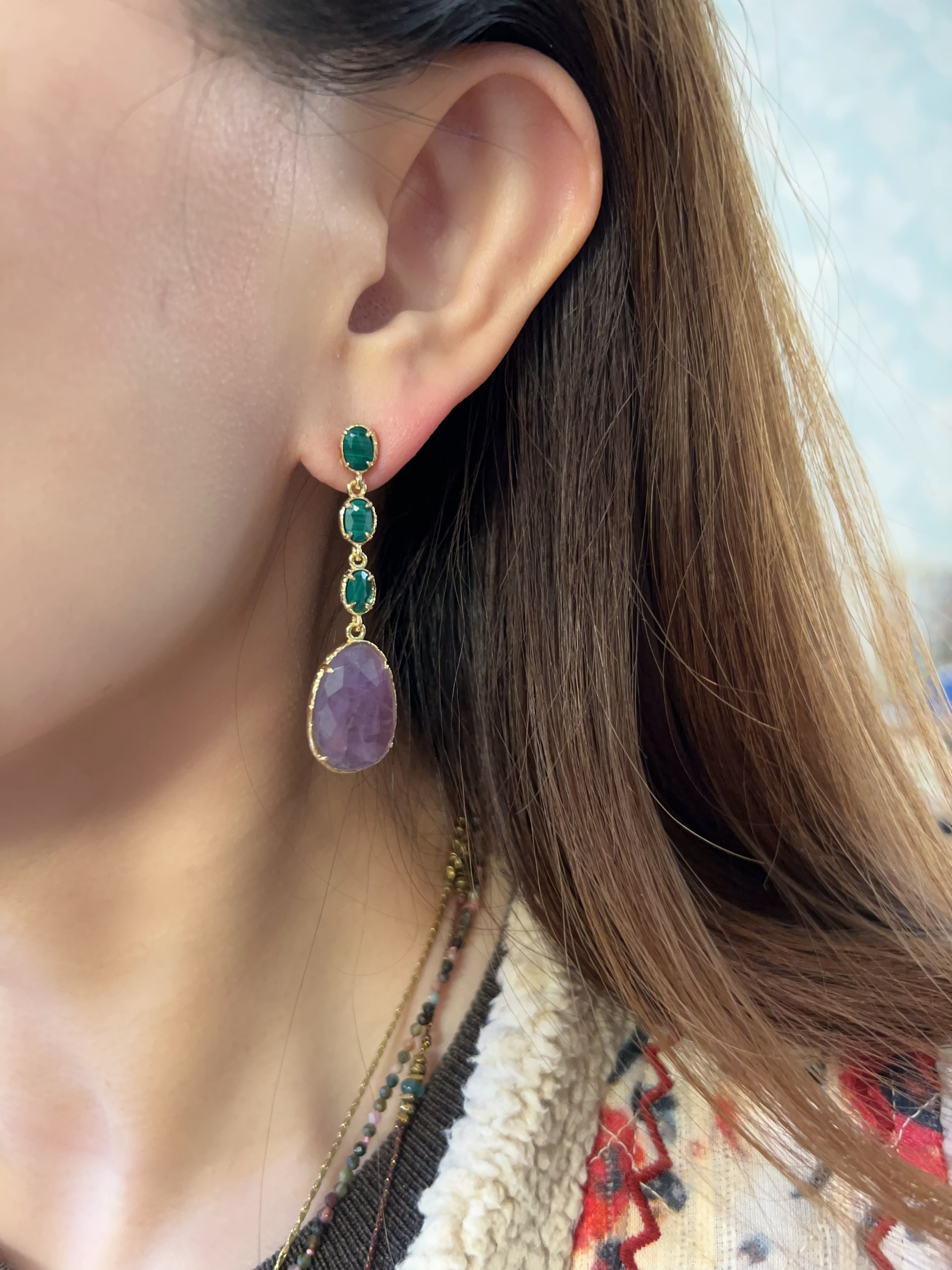 Boucles d'oreilles HABAHA - chaine de 3 ovales pendante améthyste/oeil de tigre