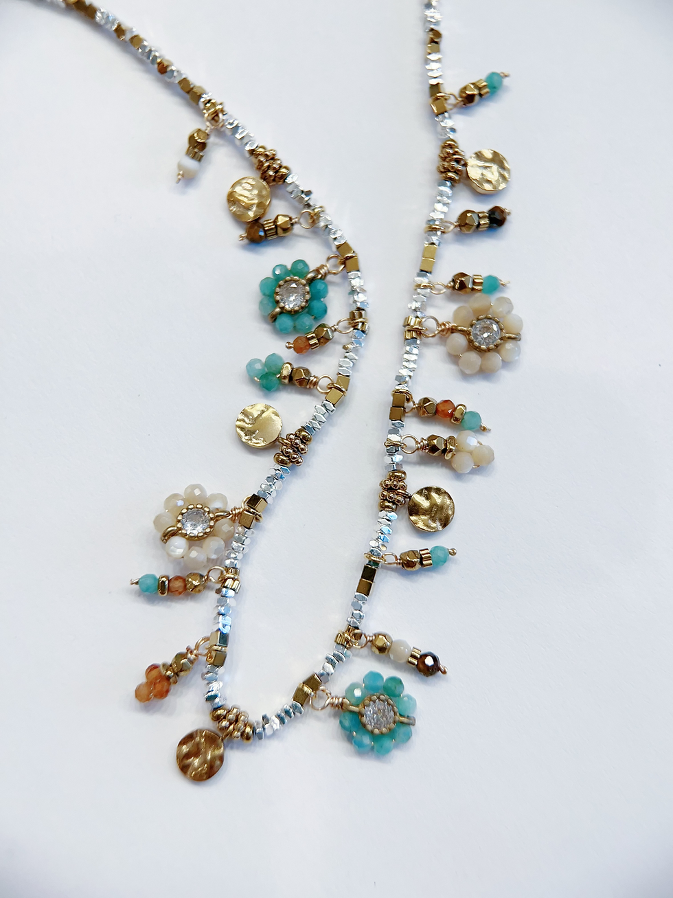 Thumbnail: Collier HABAHA - perlé pierres multi pampilles 4 mini fleurs