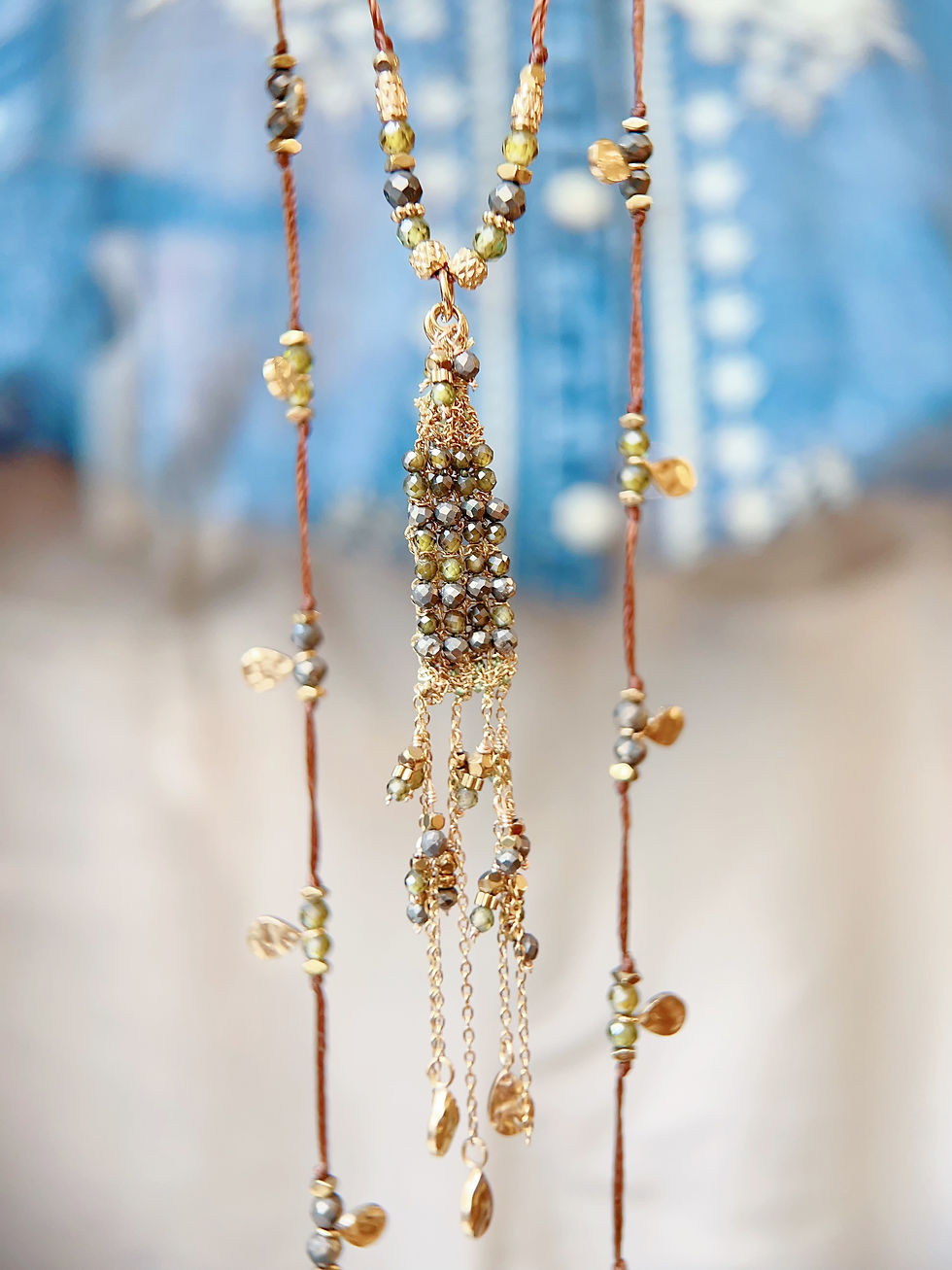 Thumbnail: Sautoir HABAHA - fil perlé pendentif fil tressé pierres franges