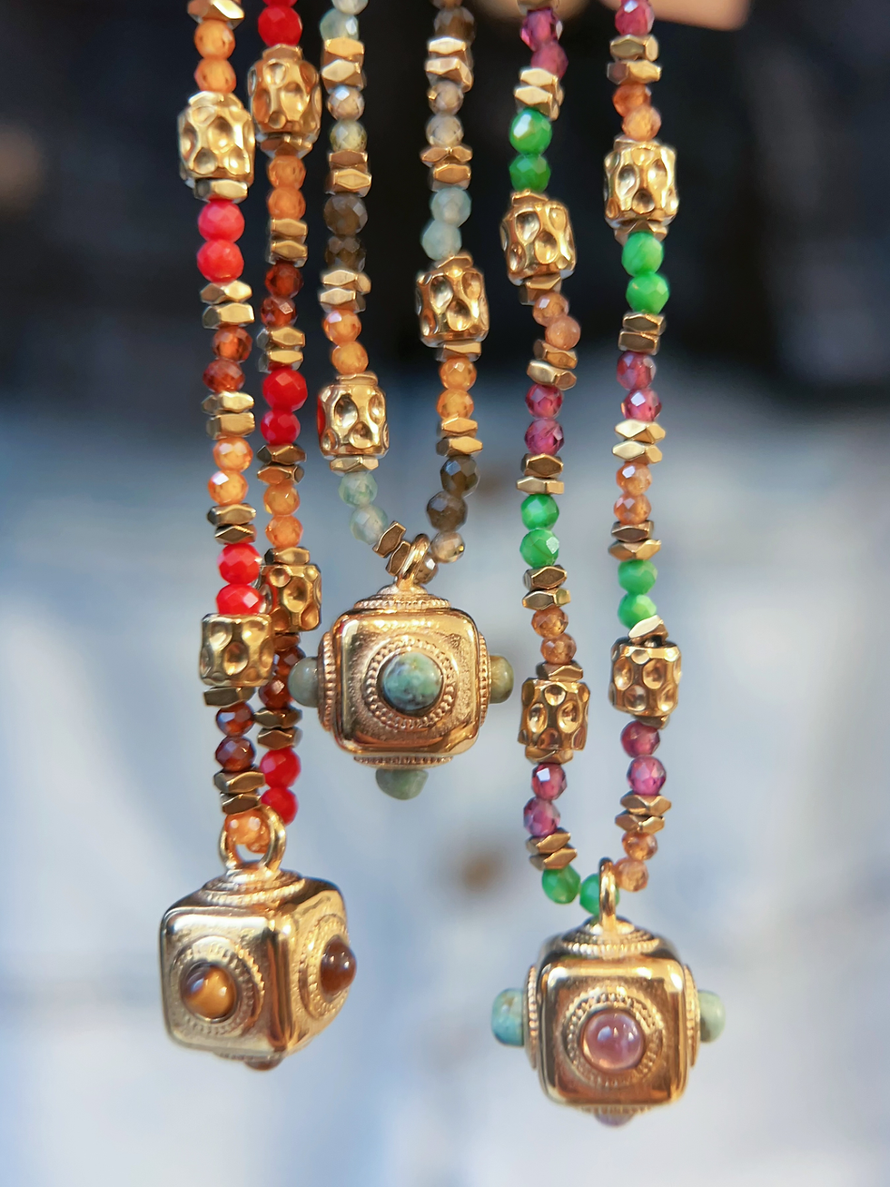 Thumbnail: Collier HABAHA - perlé multi cube pierres rond