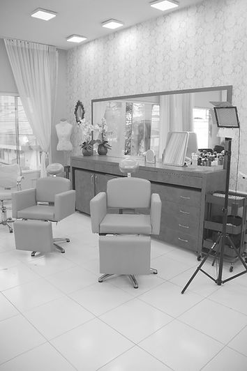 Foto em preto e branco da bancada de maquiagem