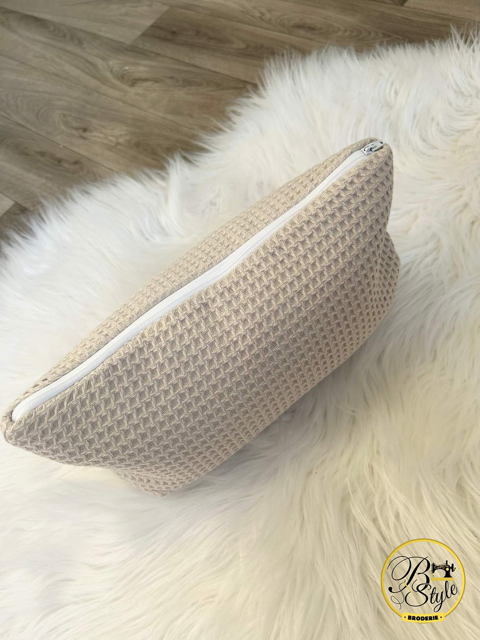 Miniature : trousse de toilette en nid d'abeille personnalisé, trousse avec prénom brodé pour le nécessaire de bébé. B Style