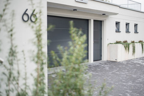 Moderne Garage mit Hausnummer 66