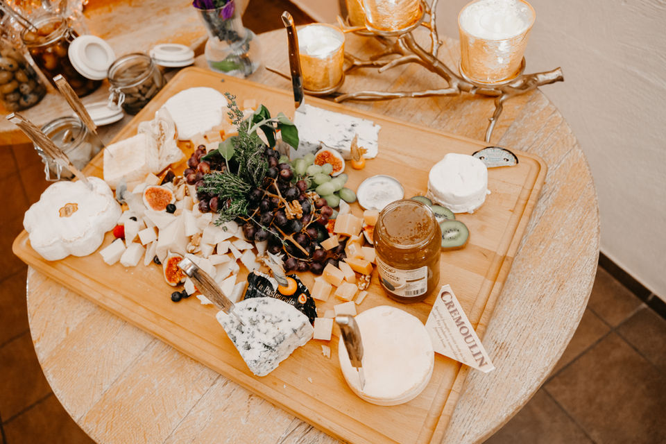 Käseplatte mit Früchten und Cremeulin