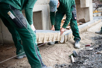 Bauarbeiter installieren Entwässerungssystem