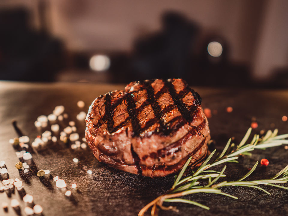 Leckeres gegrilltes Steak mit Rosmarin