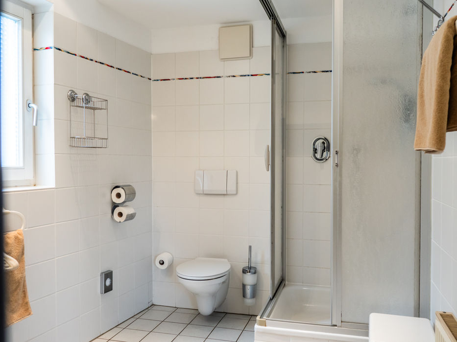 Hotelbad mit Dusche, WC und Handtüchern