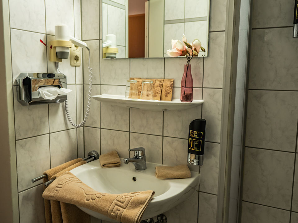 Hotel Wetzlarer Hof Badezimmer: Waschbecken, Handtücher, Spiegel