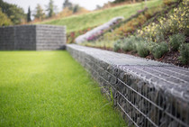 Gabionenmauer im Garten, moderne Landschaftsgestaltung