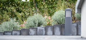 Gartenbeleuchtung: Moderne Aussenlampe an niedrigem Beet