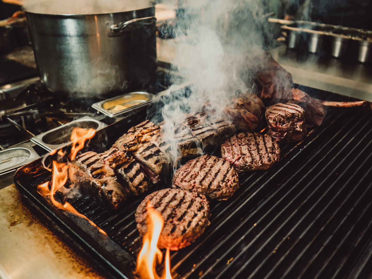 Sizzling Steaks und Burger auf dem Grill
