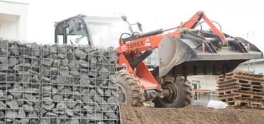 Radlader bewegt Steine an Baustelle