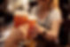 close-up-de-casal-irreconhecivel-brindando-com-cerveja-lager-em-um-bar.jpg
