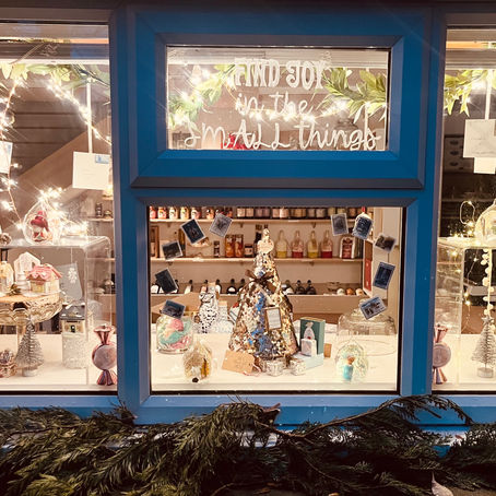 DISCOVER / Creating a Christmas Window Display