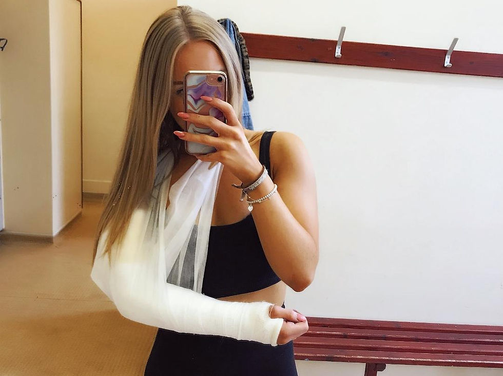 SLING, PLASTER CAST, BROKEN ARM, BROKEN WRIST, GIRL, GYM, TRAINING, HEALTH, FITNESS, EXERCISE