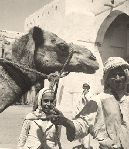 رجل مع جمله عند بوابة باب مكة