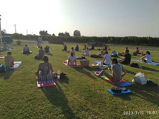 Lezione di Yoga di Gruppo all'aperto