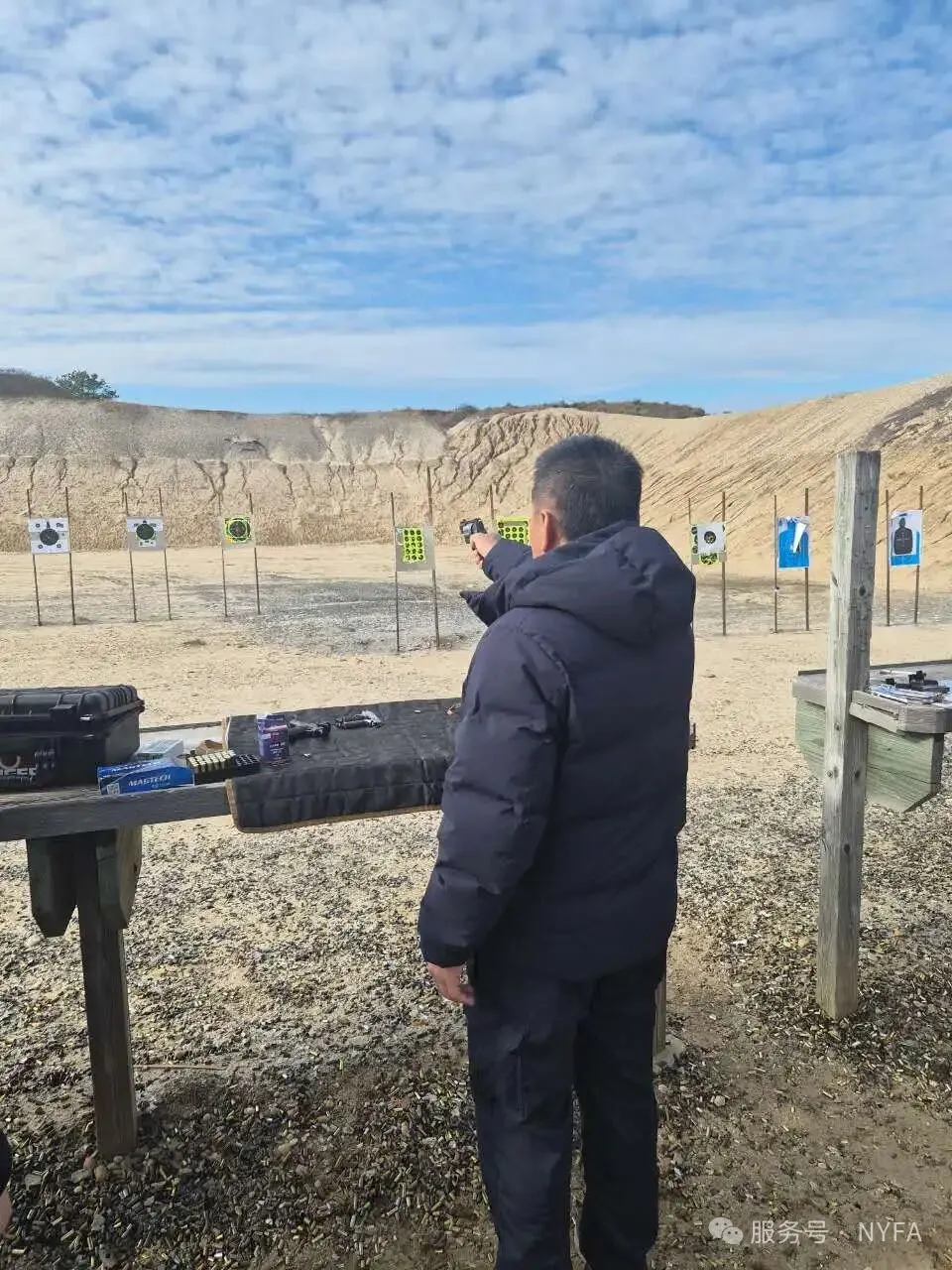 (From lightweight to heavy, the trainees experience the handling differences of various handguns.)