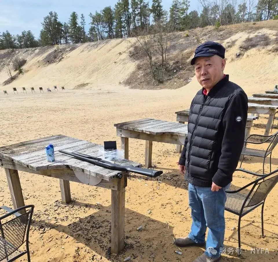 （Mr. Yu, a senior member since joining in 2020, with his rifle）