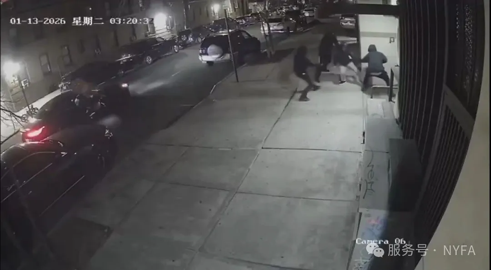 (住戶監控畫面曝光,三名匪徒暴力搶劫路人)