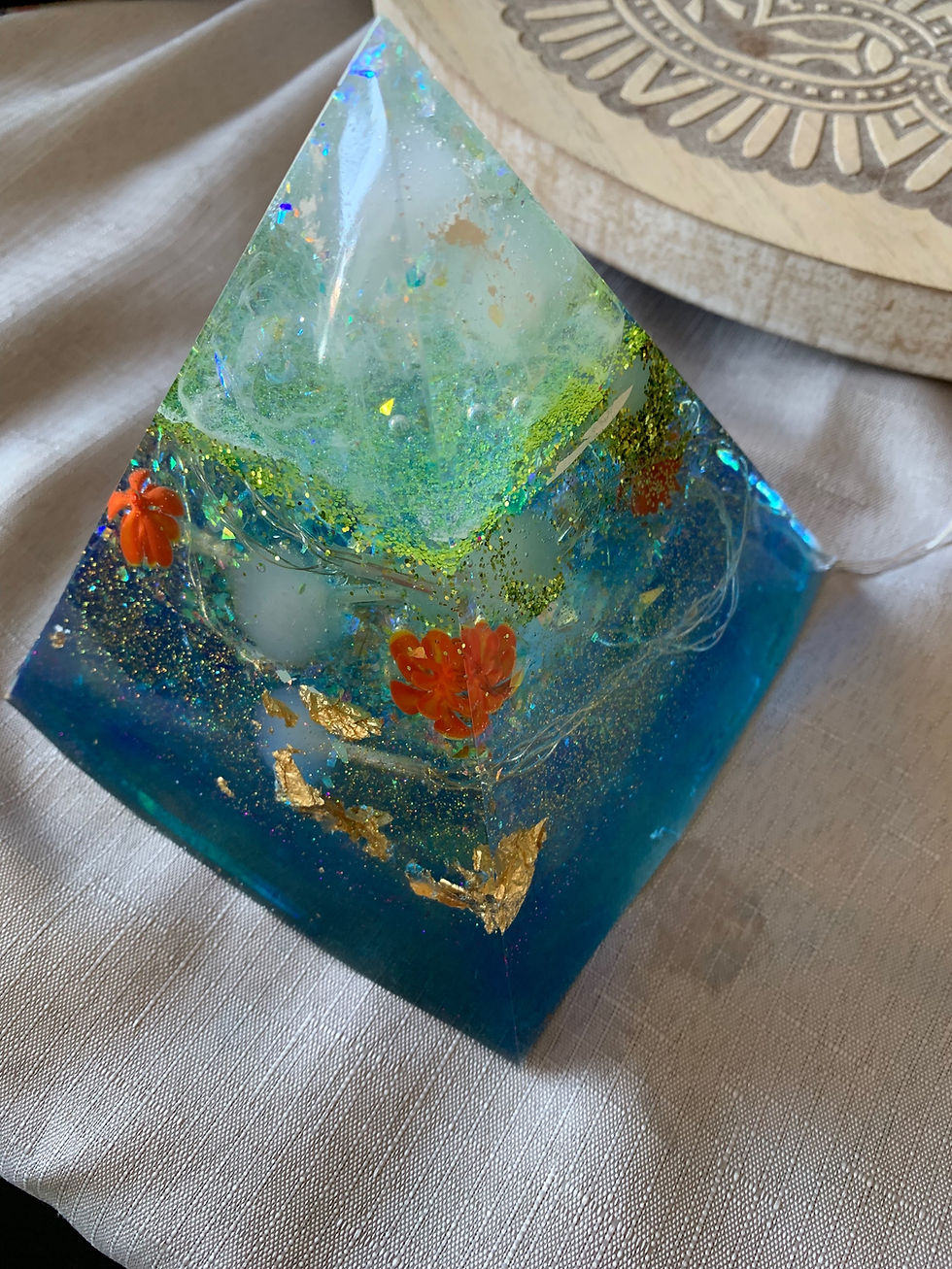 Thumbnail: RESiN PIRAMID BATTERY LIGHT
