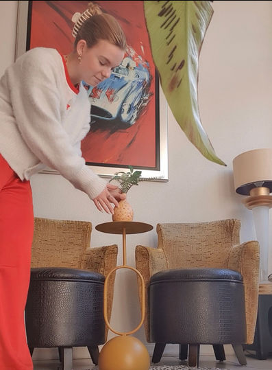 Stylingadvies voor een woonkamer in IJmuiden door middel van kleurrijke fauteuils in okergeel, gecombineerd met een bijzettafel en bijpassende accessoires.
