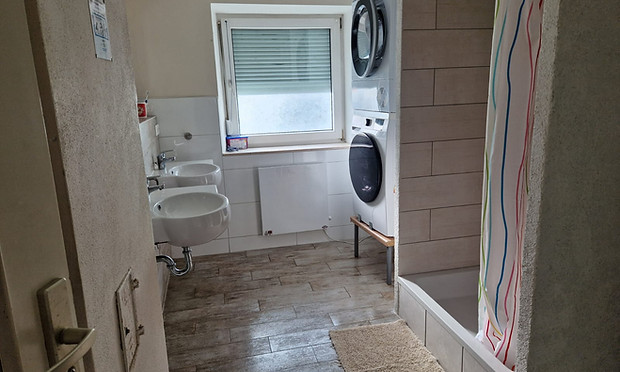 Badezimmer mit Waschmaschine.jpeg