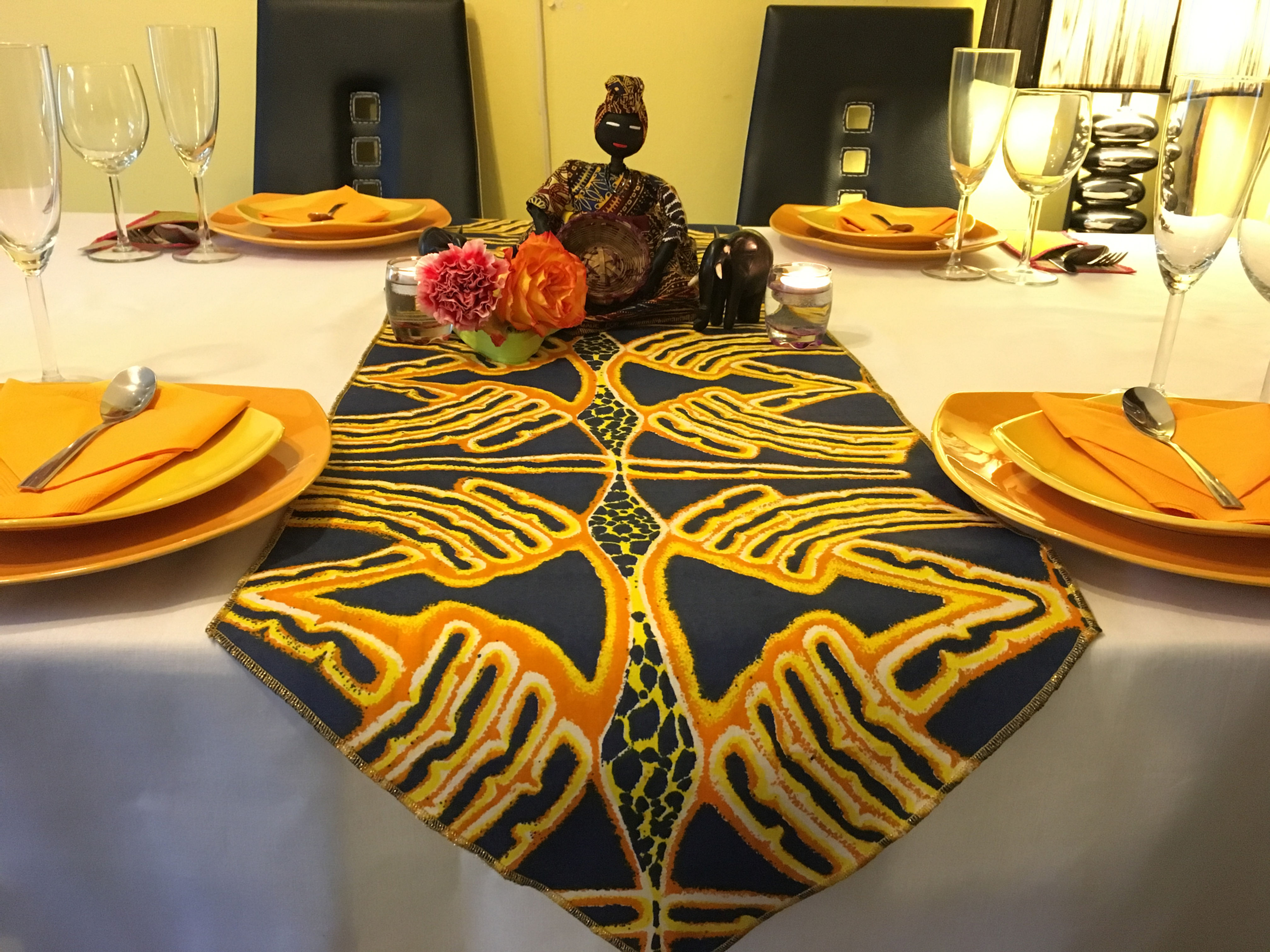 Chemin de table Wax multicolore imprimé bleu nuit/jaune