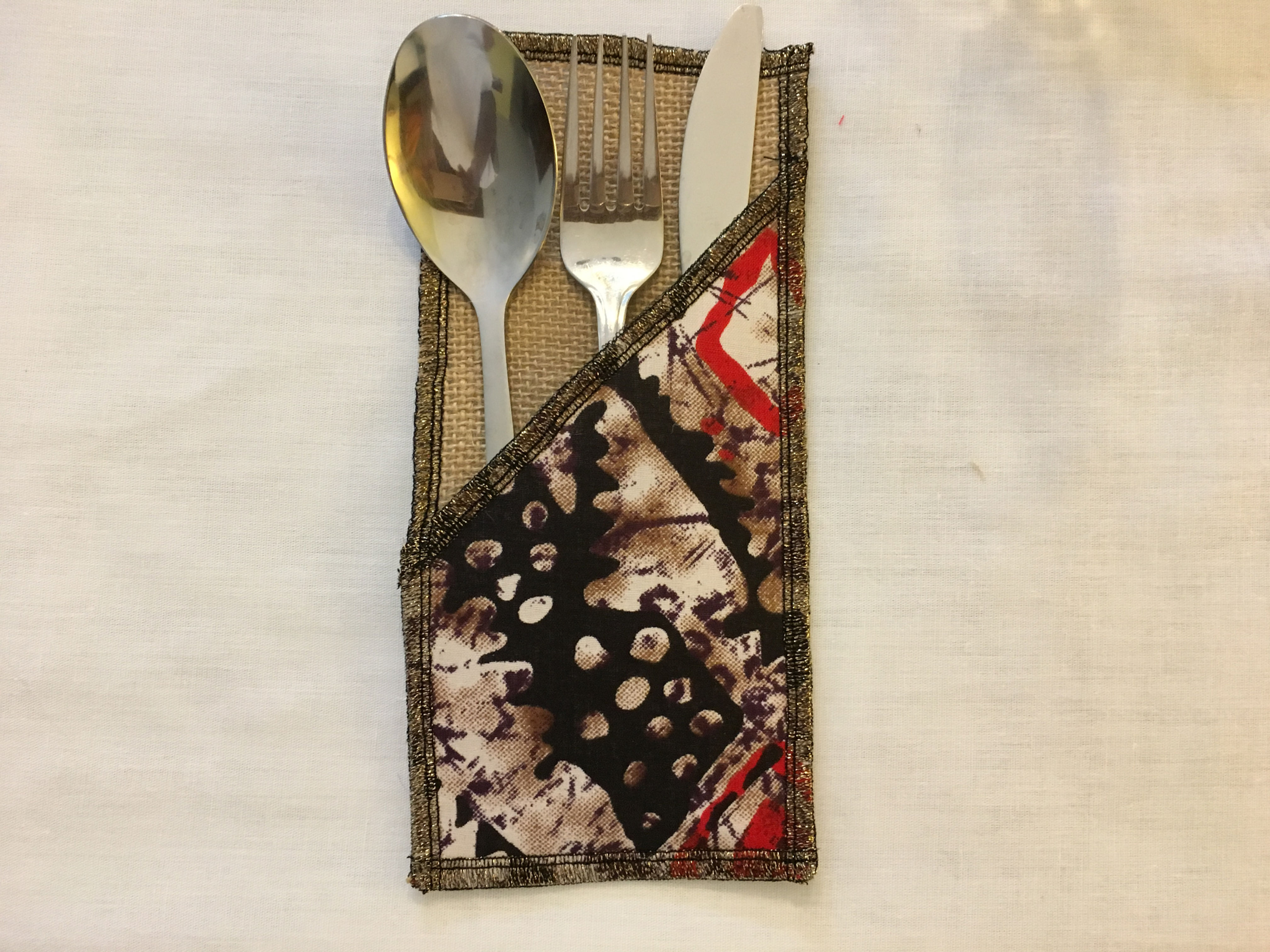 Porte Couverts toile de jute et wax imprimé géométrie noir/rouge- lot de 2