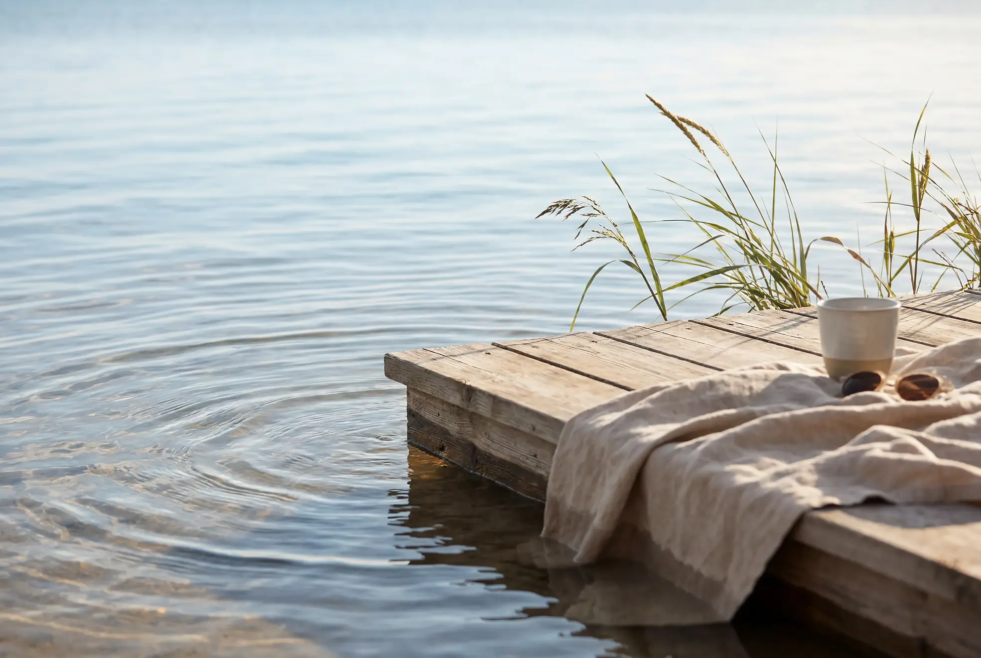 Holzsteg am Yachthafen Neustadt in Holstein — Morgenidylle direkt am Wasser beim Quartier am Yachthafen