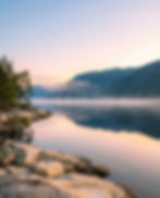 ORIV — Weitsicht und Vorsprung, stiller Bergsee bei Morgenröte