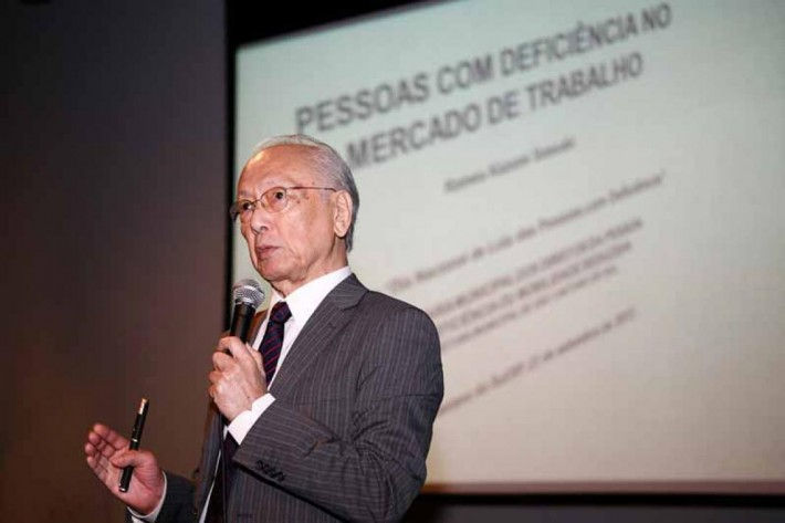 Prof. Romeu Sassaki em palestra sobre Emprego Apoiado