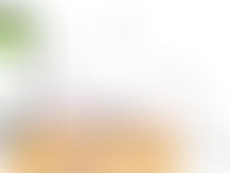 Schéma zobrazující fungování CGM senzoru pro měření glukózy – senzor je zaveden pod kůži do podkožního tuku, kde monitoruje hladinu glukózy a bezdrátově odesílá data do přijímače nebo mobilního telefonu.