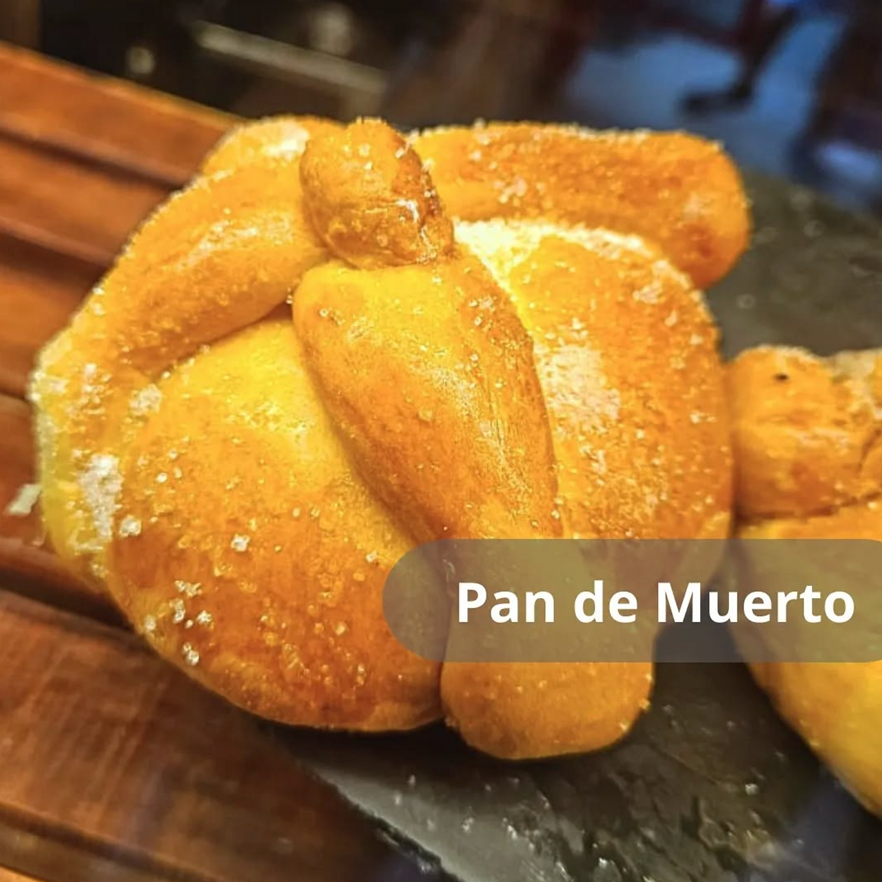 Detail tradičního sladkého mexického pečiva Pan de Muerto, podávaného při oslavách Día de los Muertos, symbolizujícího kruh života a smrt.
