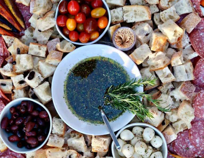 Olijfolie diner tafel met brood en tomaten