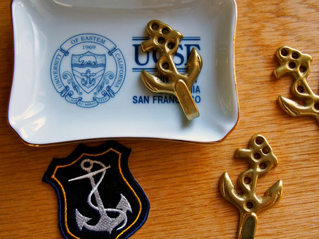 小さくても重厚な感じのアンカーフックは真鍮製。それも日本製です。