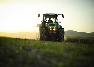 Young-person-tractor-driving-course.jpg