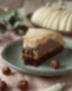 Découpe entremets chocolat noisettes