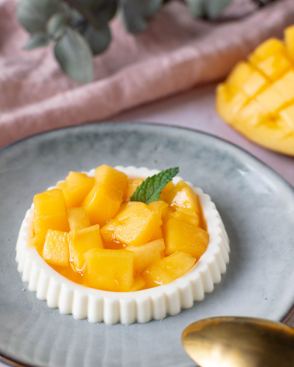 Panna cotta à la mangue et au chocolat blanc: un dessert facile et gourmand