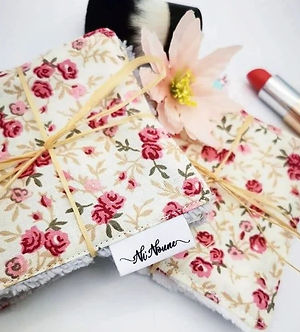 lot de lingette lavable présenter avec un tissu beige et fleurie rose