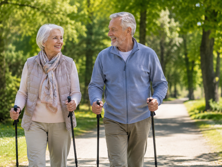Aktív idős pár nordic walking közben parkban, az időskori kardiológiai prevenció és az életminőség megőrzése