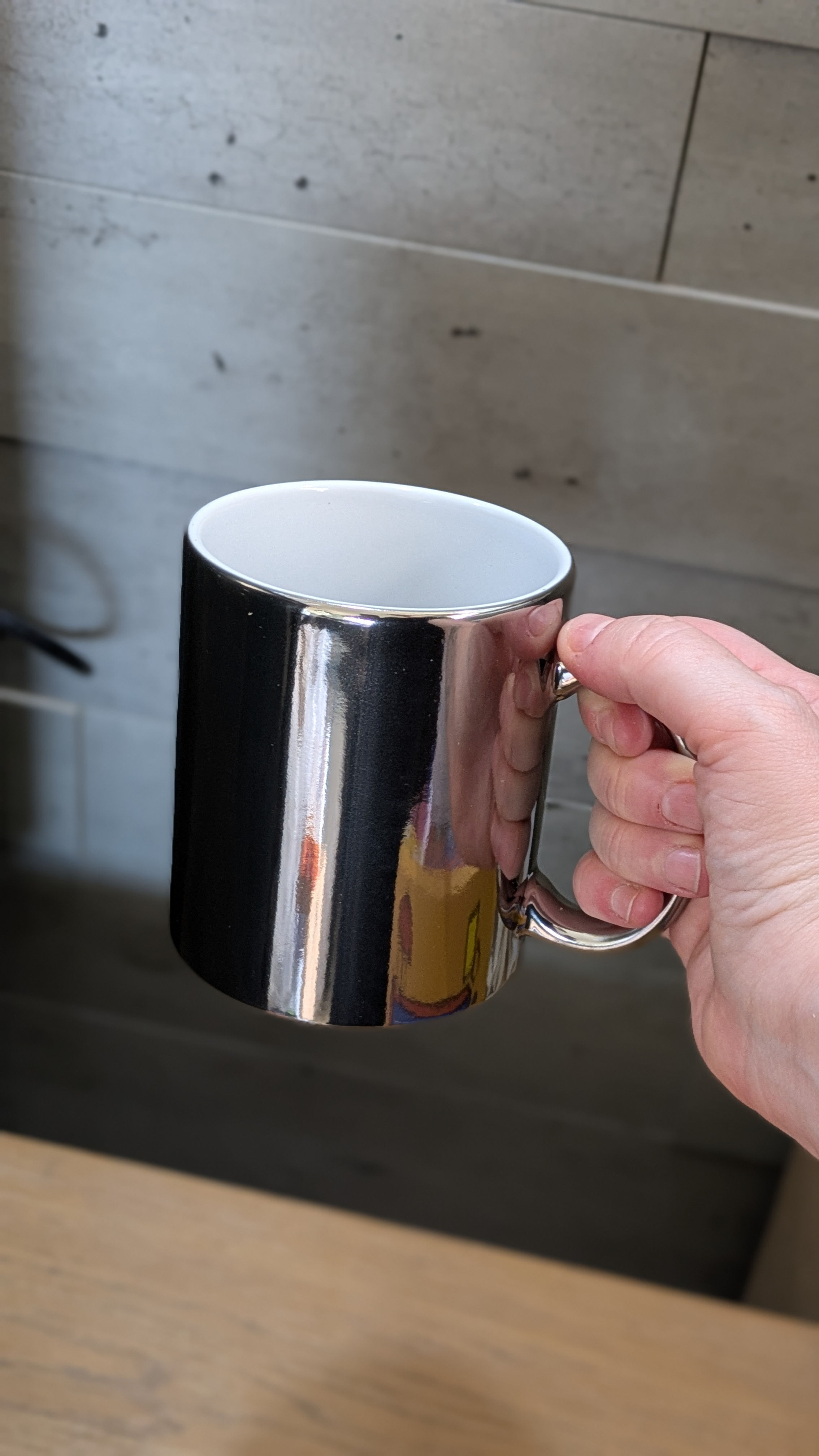 מאג קרמית בצבע כסף מטאלי