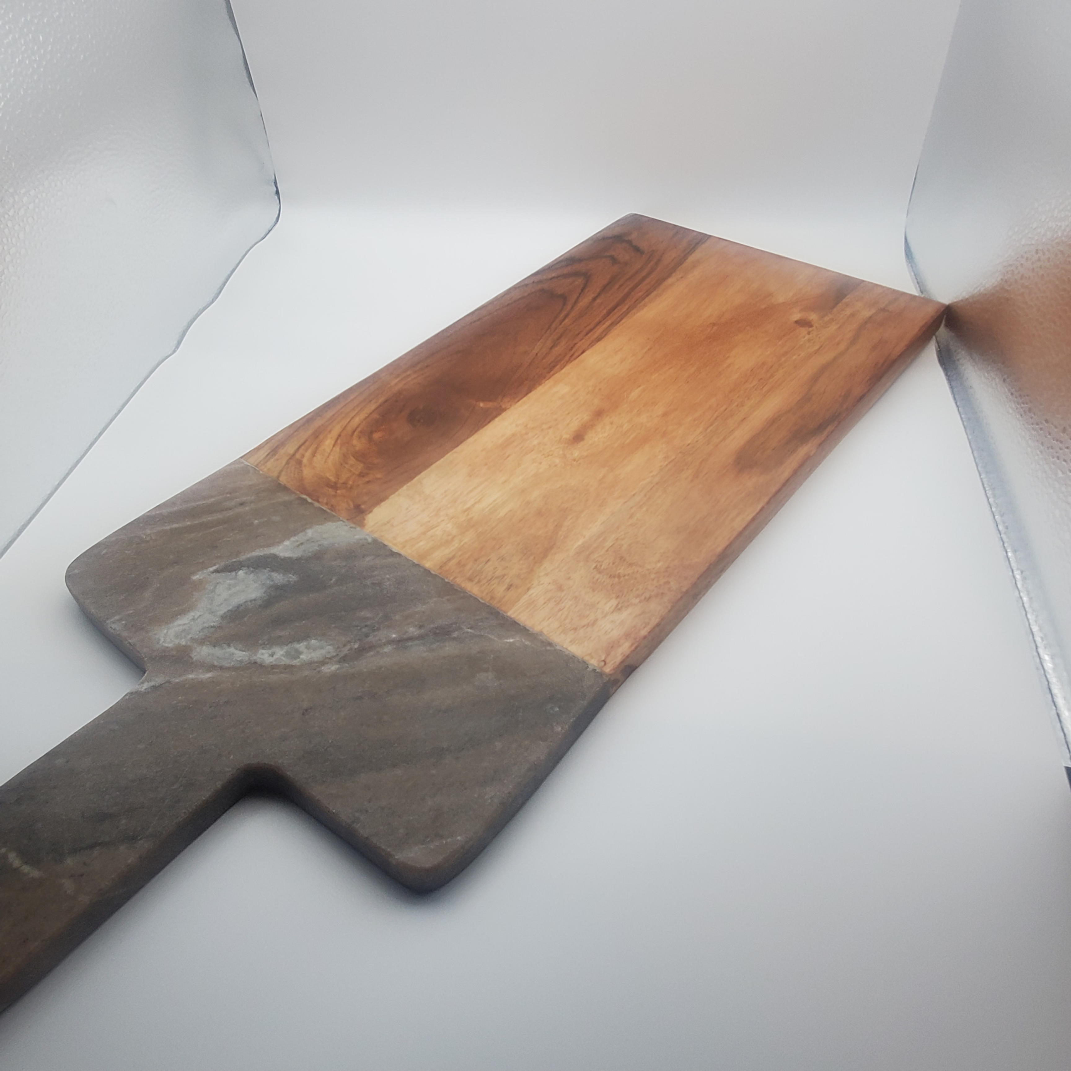 Tabla de servir de madera y mármol