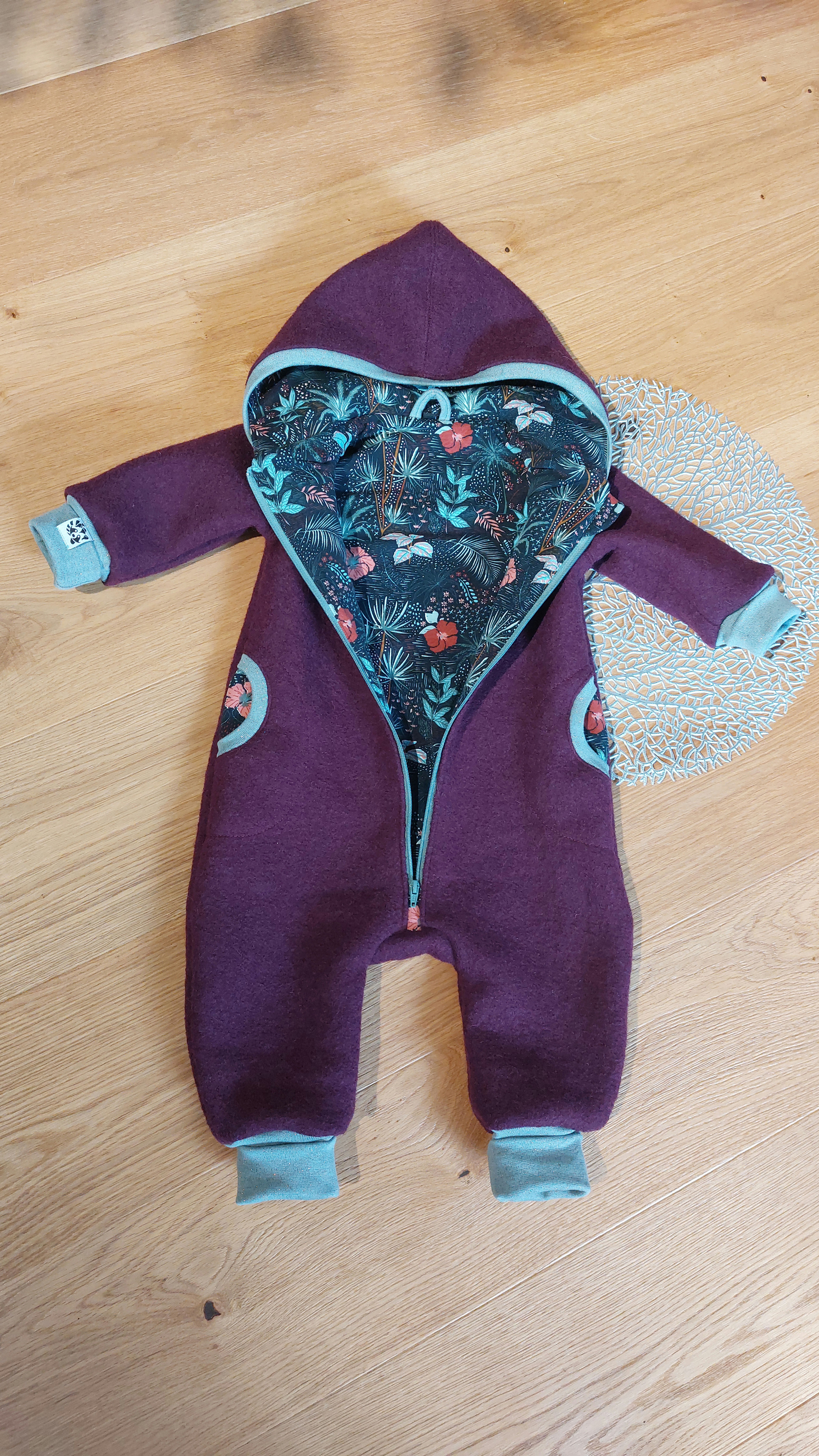 Wollwalkoverall Gr. 86 gefüttert mit runder Kapuze und Glitzerbündchen