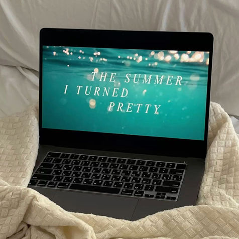 Descubre las mejores series que me tienen obsesionada: drama, misterio, comedia y romance con humor. Perfectas para quedarse pegada al TV o para acompañarte mientras haces los quehaceres del día a día.