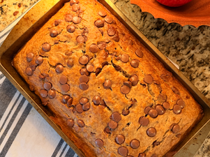 BANANA BREAD CON YOGURT GRIEGO Y CHOCOLATE, fácil, húmedo y delicioso