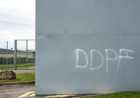 Prisons attaquées : au moins 21 personnes, dont deux mineurs, mises en examen