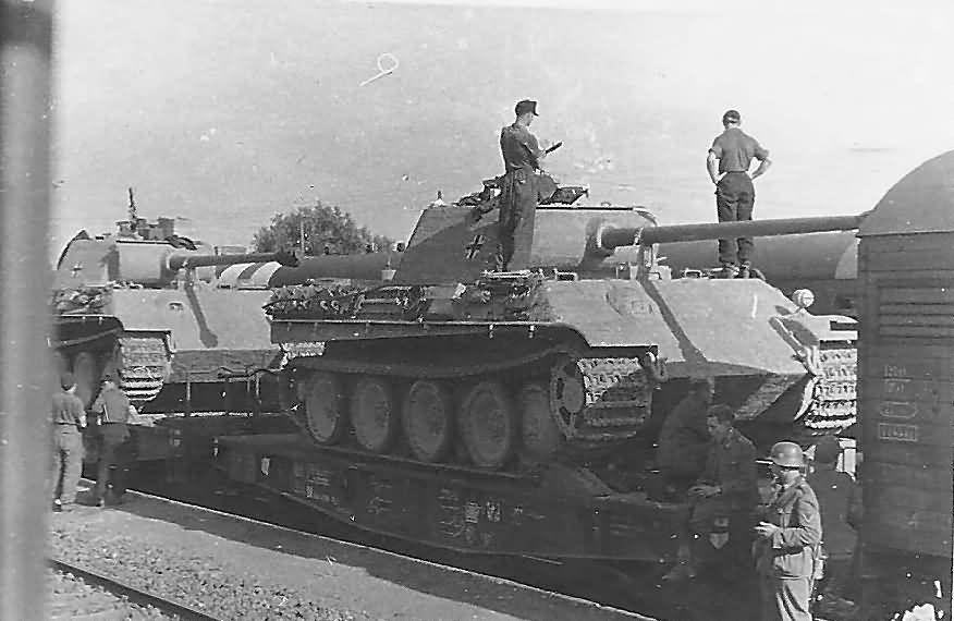 Panther_Ausf_G_1944_rail_transport.jpg